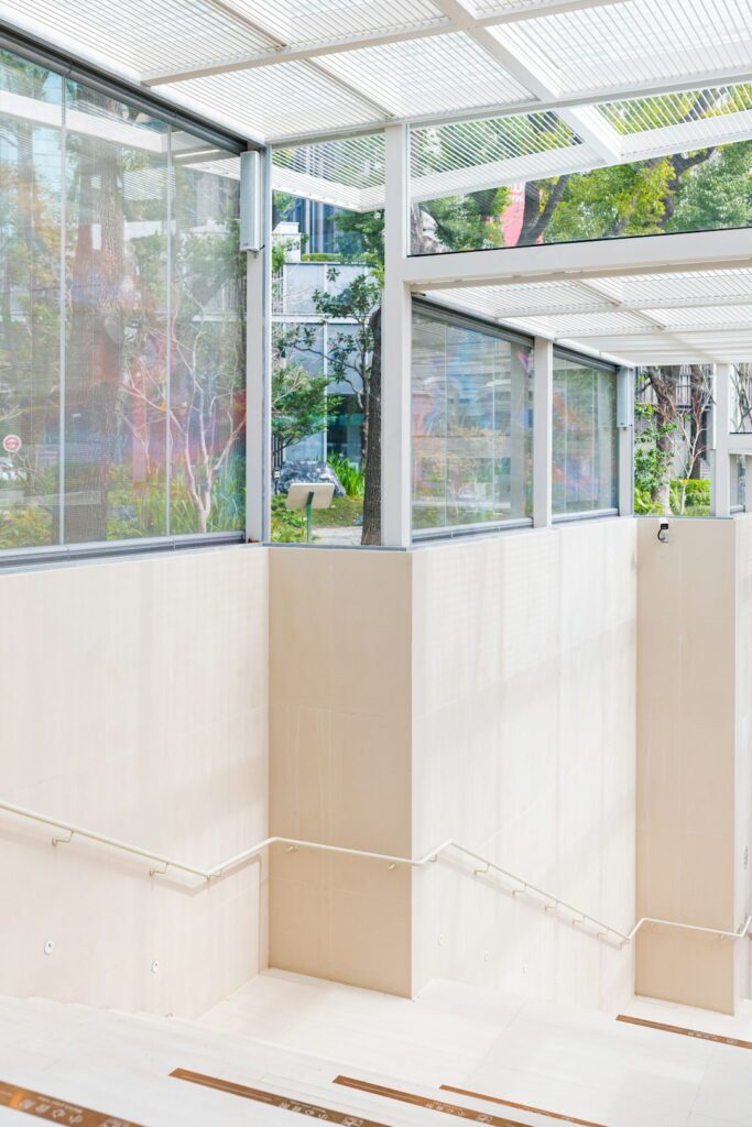 Licht, Glas und Komfort im modernen Badezimmer
